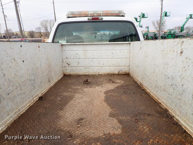 image for item DF8672 2003 Ford F250 Super Duty SuperCab utility bed pickup truck
