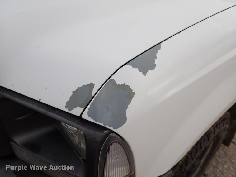 image for item DF8672 2003 Ford F250 Super Duty SuperCab utility bed pickup truck