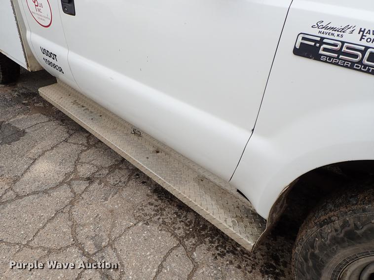 image for item DF8672 2003 Ford F250 Super Duty SuperCab utility bed pickup truck