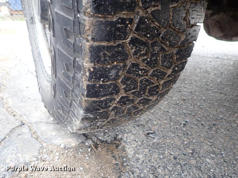 image for item DF8672 2003 Ford F250 Super Duty SuperCab utility bed pickup truck