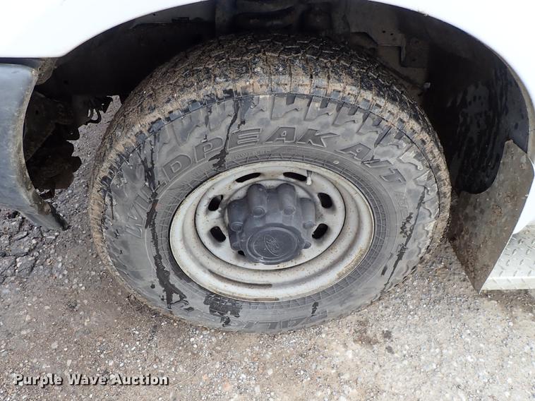 image for item DF8672 2003 Ford F250 Super Duty SuperCab utility bed pickup truck