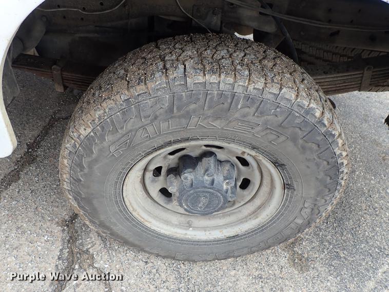 image for item DF8672 2003 Ford F250 Super Duty SuperCab utility bed pickup truck