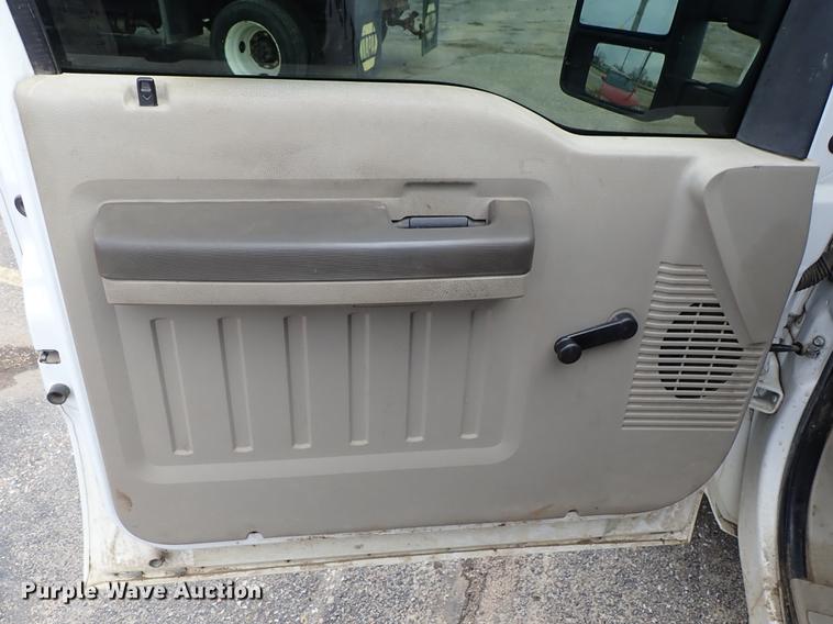 image for item DF8673 2008 Ford F250 Super Duty Crew Cab utility bed pickup truck