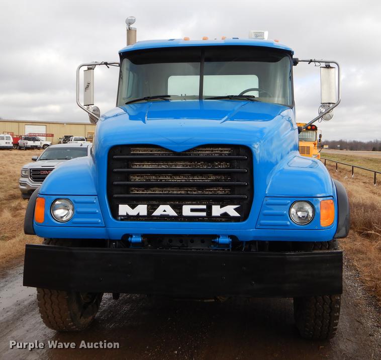 image for item ER9381 2004 Mack Granite truck cab and chassis