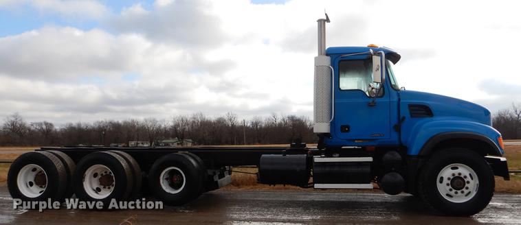 image for item ER9381 2004 Mack Granite truck cab and chassis