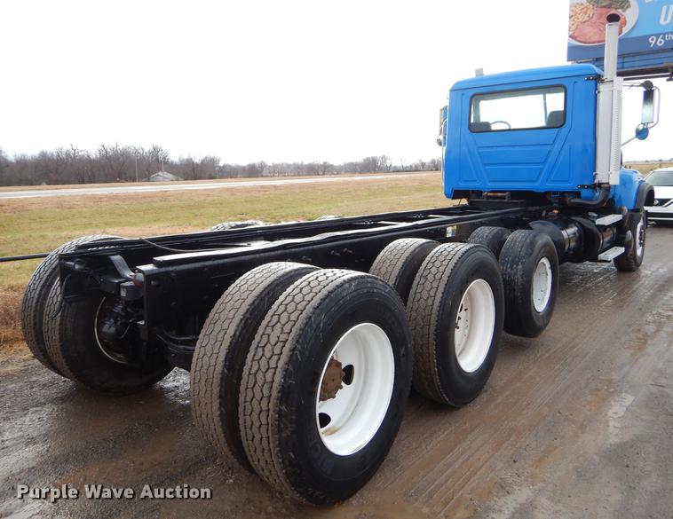image for item ER9381 2004 Mack Granite truck cab and chassis