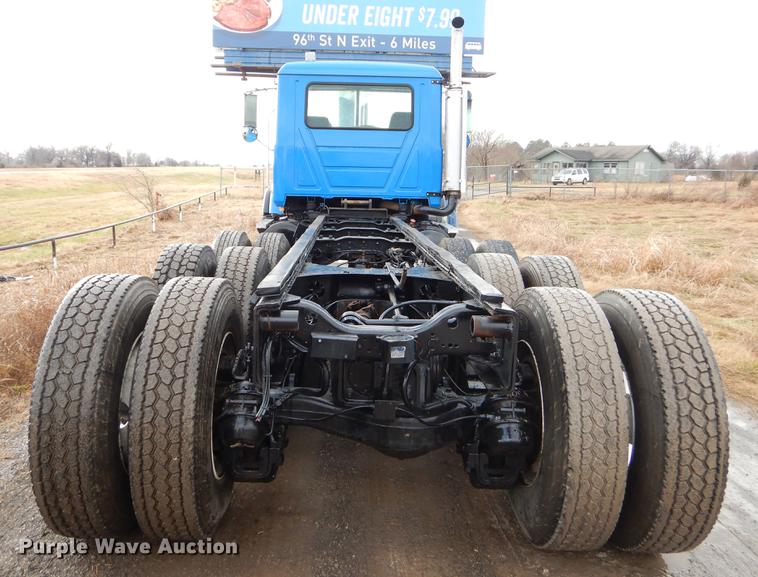 image for item ER9381 2004 Mack Granite truck cab and chassis