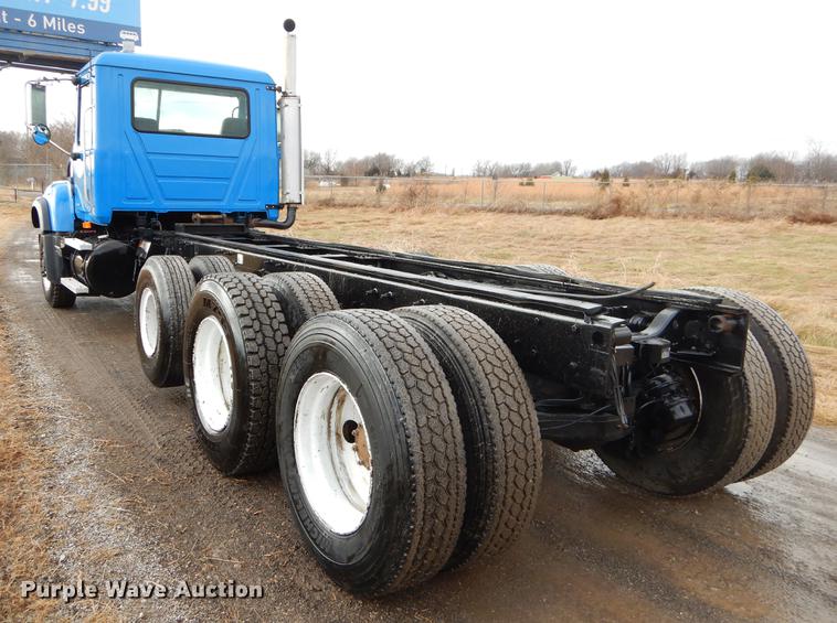 image for item ER9381 2004 Mack Granite truck cab and chassis