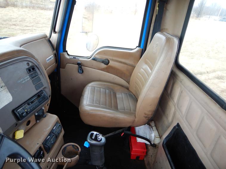 image for item ER9381 2004 Mack Granite truck cab and chassis