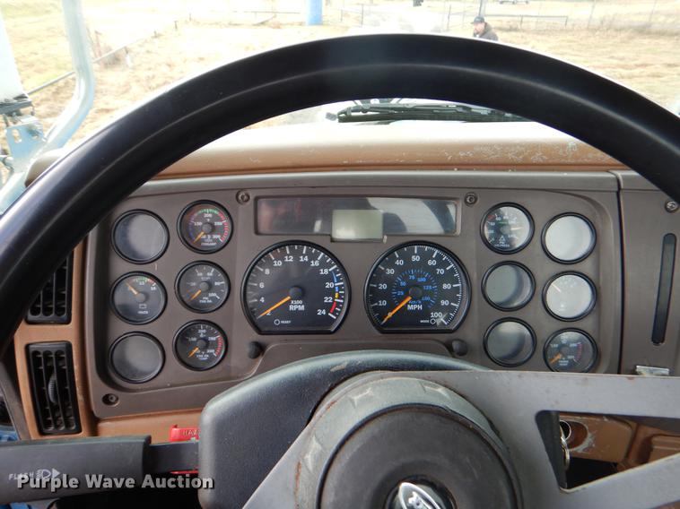 image for item ER9381 2004 Mack Granite truck cab and chassis