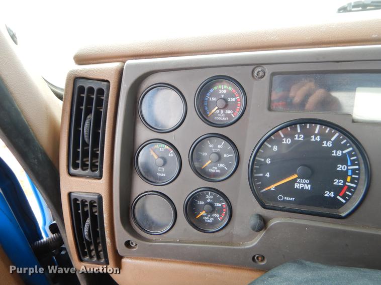 image for item ER9381 2004 Mack Granite truck cab and chassis