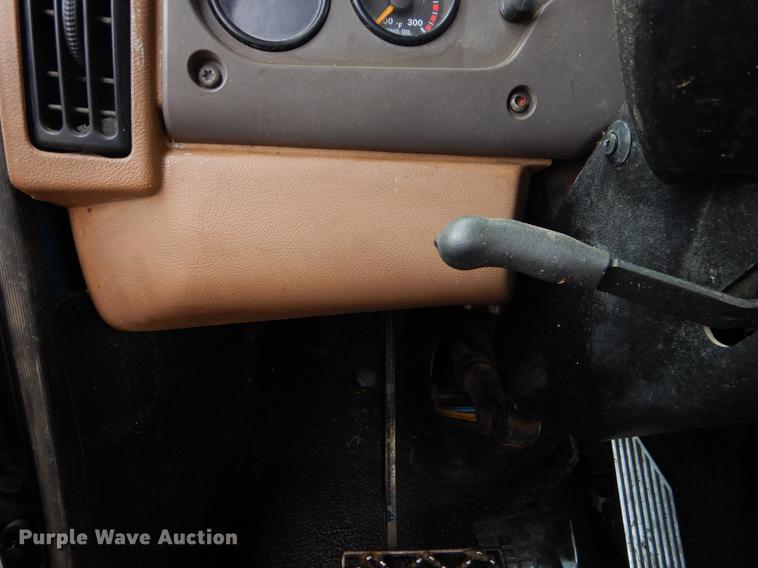 image for item ER9381 2004 Mack Granite truck cab and chassis