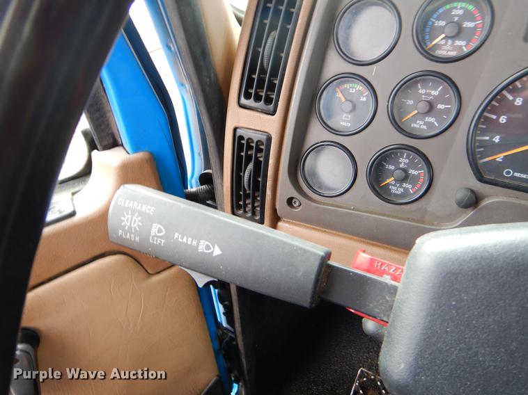 image for item ER9381 2004 Mack Granite truck cab and chassis