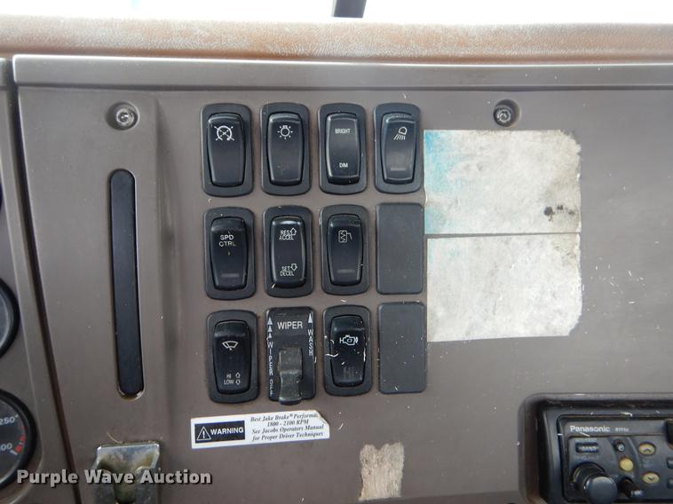 image for item ER9381 2004 Mack Granite truck cab and chassis