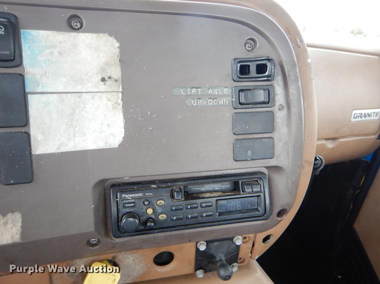 image for item ER9381 2004 Mack Granite truck cab and chassis