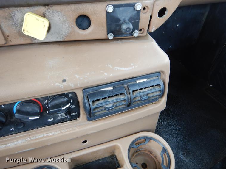 image for item ER9381 2004 Mack Granite truck cab and chassis