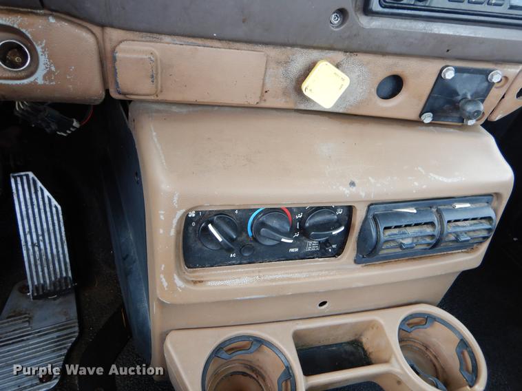 image for item ER9381 2004 Mack Granite truck cab and chassis