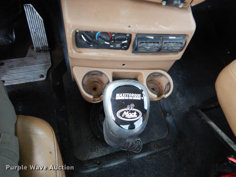 image for item ER9381 2004 Mack Granite truck cab and chassis