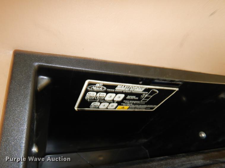 image for item ER9381 2004 Mack Granite truck cab and chassis