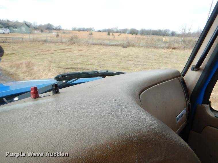 image for item ER9381 2004 Mack Granite truck cab and chassis