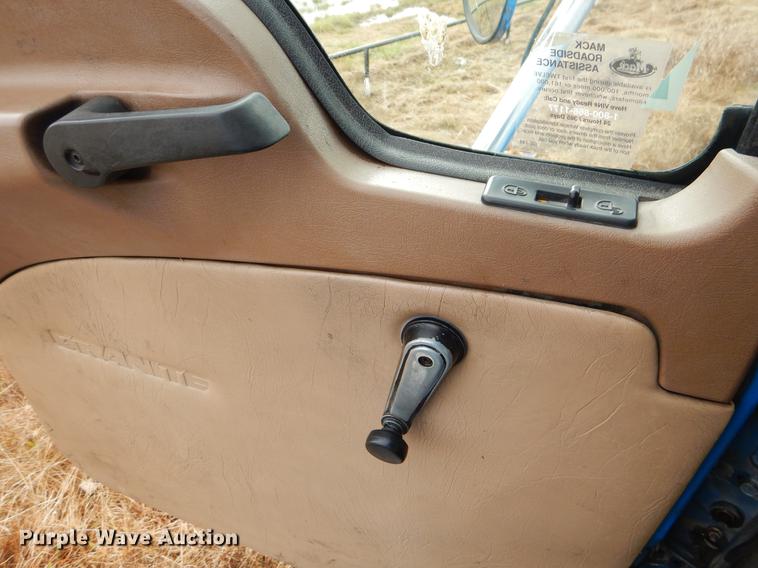 image for item ER9381 2004 Mack Granite truck cab and chassis