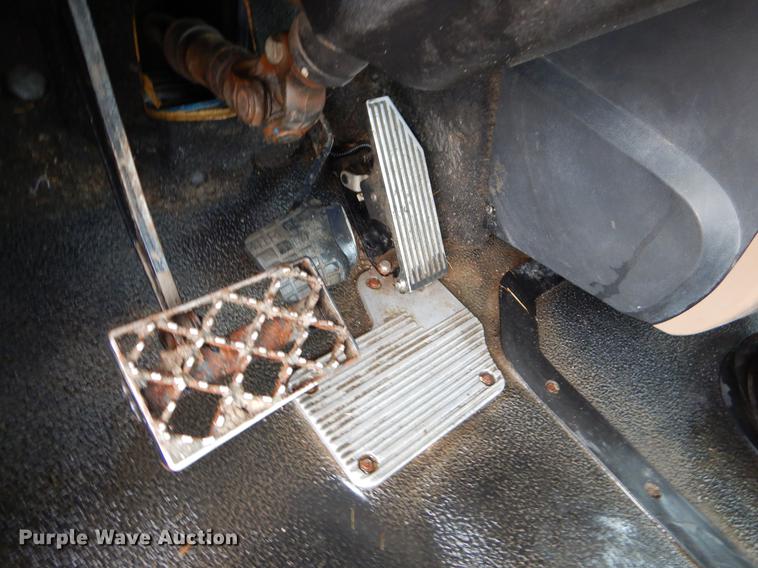 image for item ER9381 2004 Mack Granite truck cab and chassis