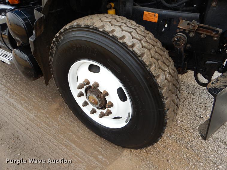 image for item ER9381 2004 Mack Granite truck cab and chassis