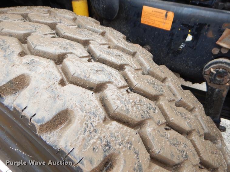 image for item ER9381 2004 Mack Granite truck cab and chassis