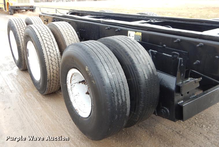 image for item ER9381 2004 Mack Granite truck cab and chassis