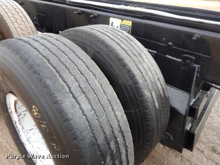 image for item ER9381 2004 Mack Granite truck cab and chassis