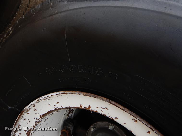 image for item ER9381 2004 Mack Granite truck cab and chassis