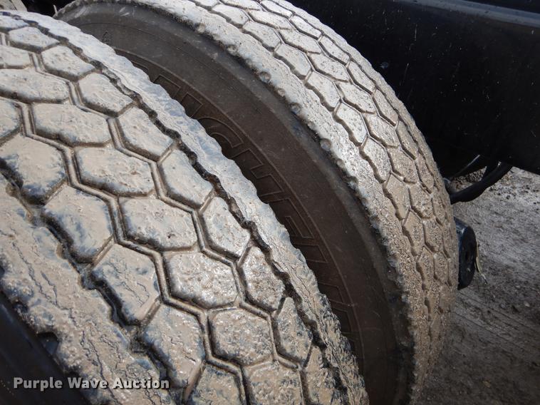 image for item ER9381 2004 Mack Granite truck cab and chassis