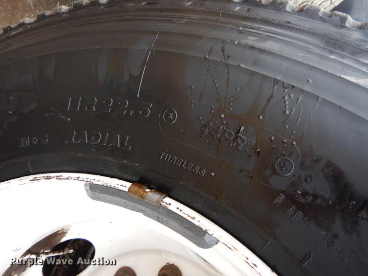 image for item ER9381 2004 Mack Granite truck cab and chassis