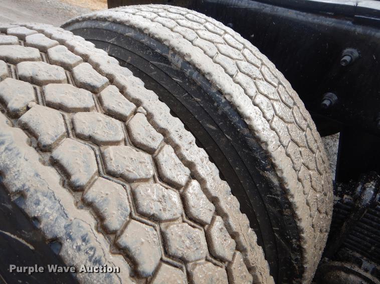 image for item ER9381 2004 Mack Granite truck cab and chassis