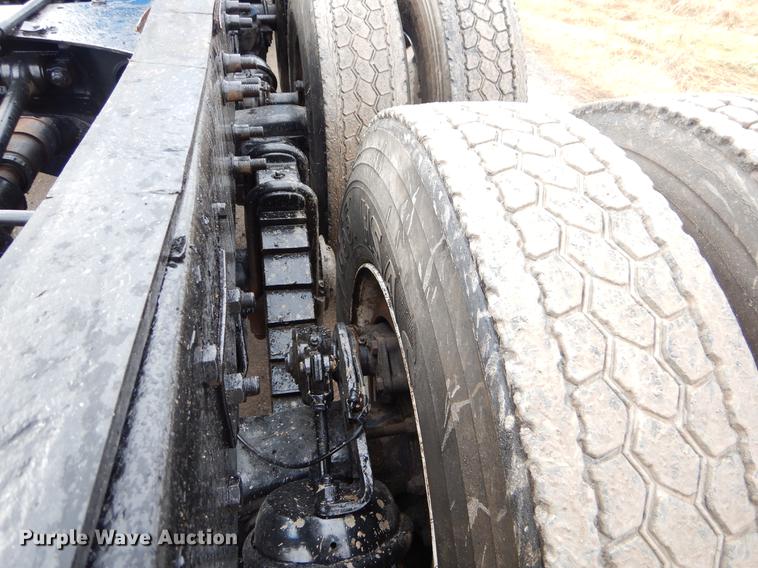 image for item ER9381 2004 Mack Granite truck cab and chassis