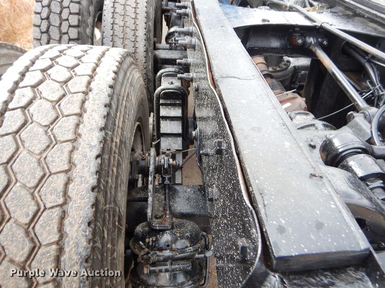 image for item ER9381 2004 Mack Granite truck cab and chassis