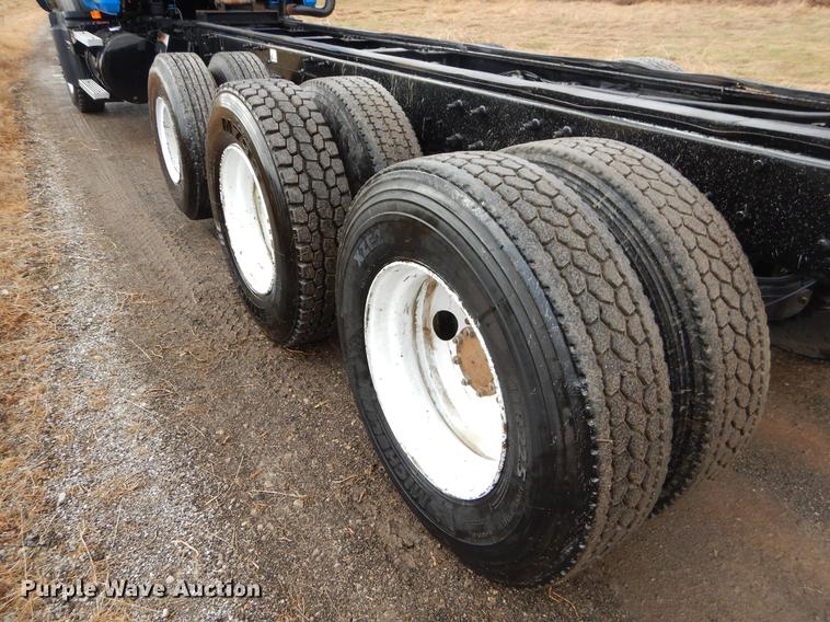 image for item ER9381 2004 Mack Granite truck cab and chassis