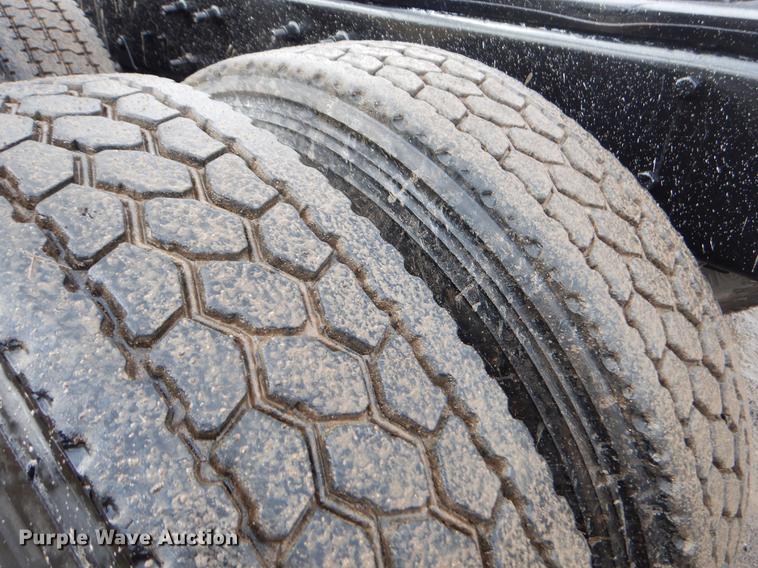 image for item ER9381 2004 Mack Granite truck cab and chassis