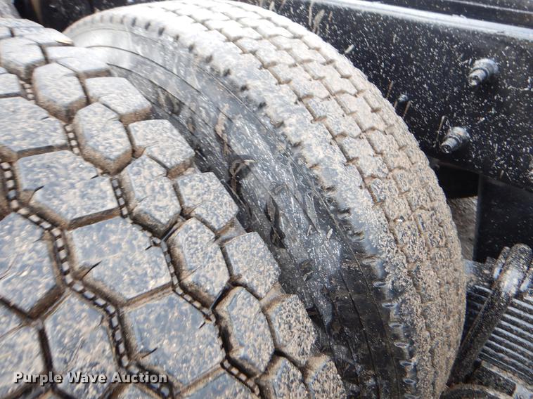 image for item ER9381 2004 Mack Granite truck cab and chassis