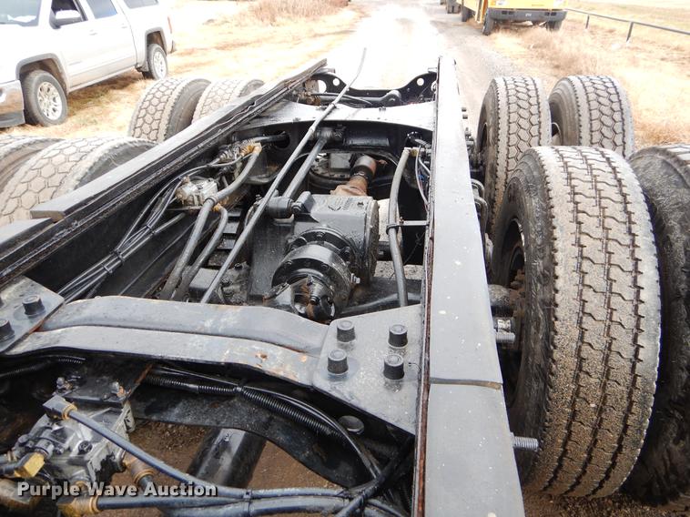 image for item ER9381 2004 Mack Granite truck cab and chassis