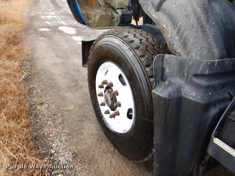 image for item ER9381 2004 Mack Granite truck cab and chassis