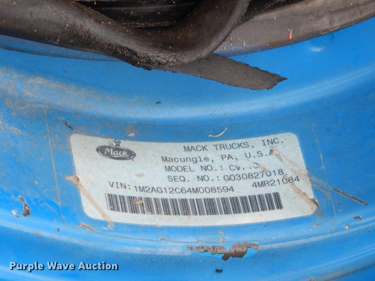 image for item ER9381 2004 Mack Granite truck cab and chassis