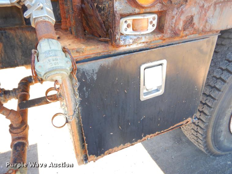 image for item ER9396 2007 Freightliner Business Class M2 tank truck