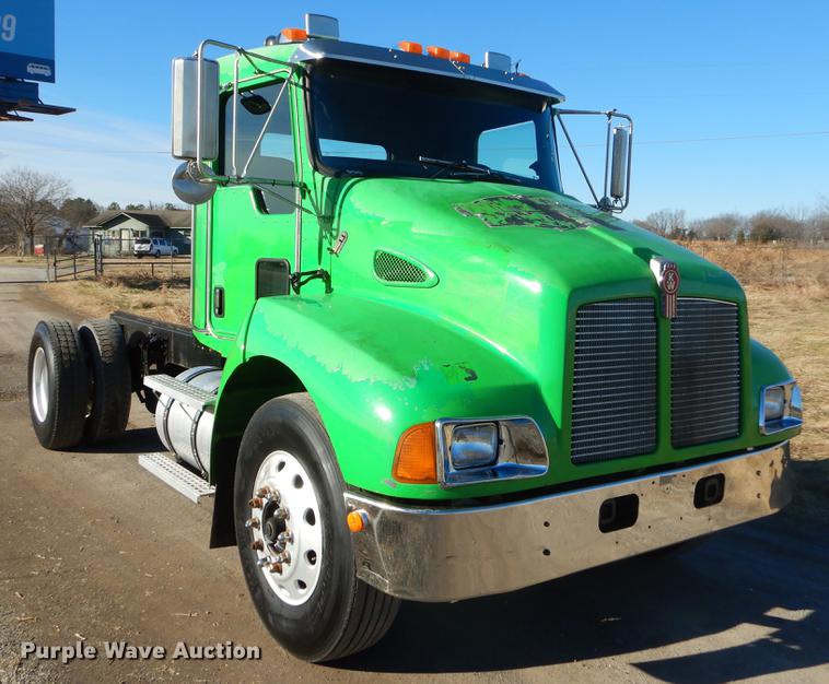 image for item ER9397 2003 Kenworth T300 truck cab and chassis
