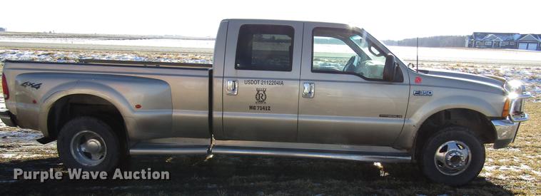 image for item EU9554 2000 Ford F350 Super Duty Lariat Crew Cab pickup truck