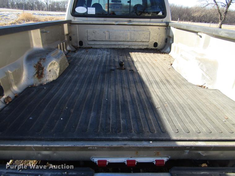 image for item EU9554 2000 Ford F350 Super Duty Lariat Crew Cab pickup truck