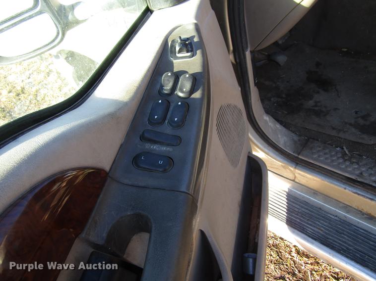 image for item EU9554 2000 Ford F350 Super Duty Lariat Crew Cab pickup truck