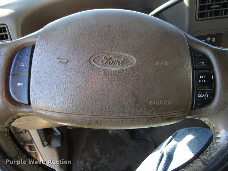 image for item EU9554 2000 Ford F350 Super Duty Lariat Crew Cab pickup truck