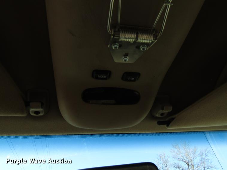 image for item EU9554 2000 Ford F350 Super Duty Lariat Crew Cab pickup truck