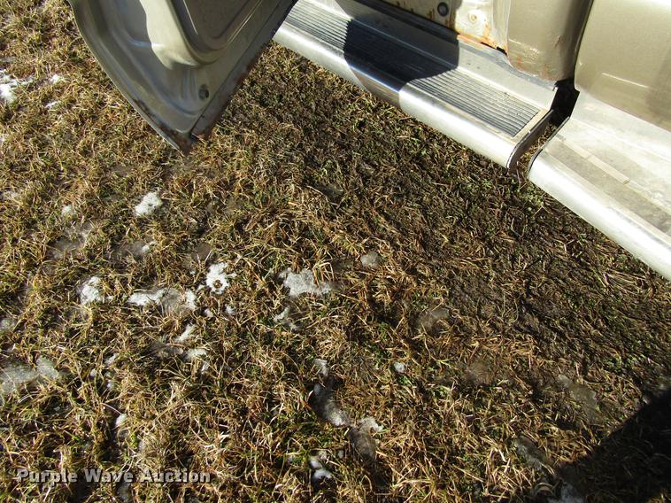 image for item EU9554 2000 Ford F350 Super Duty Lariat Crew Cab pickup truck